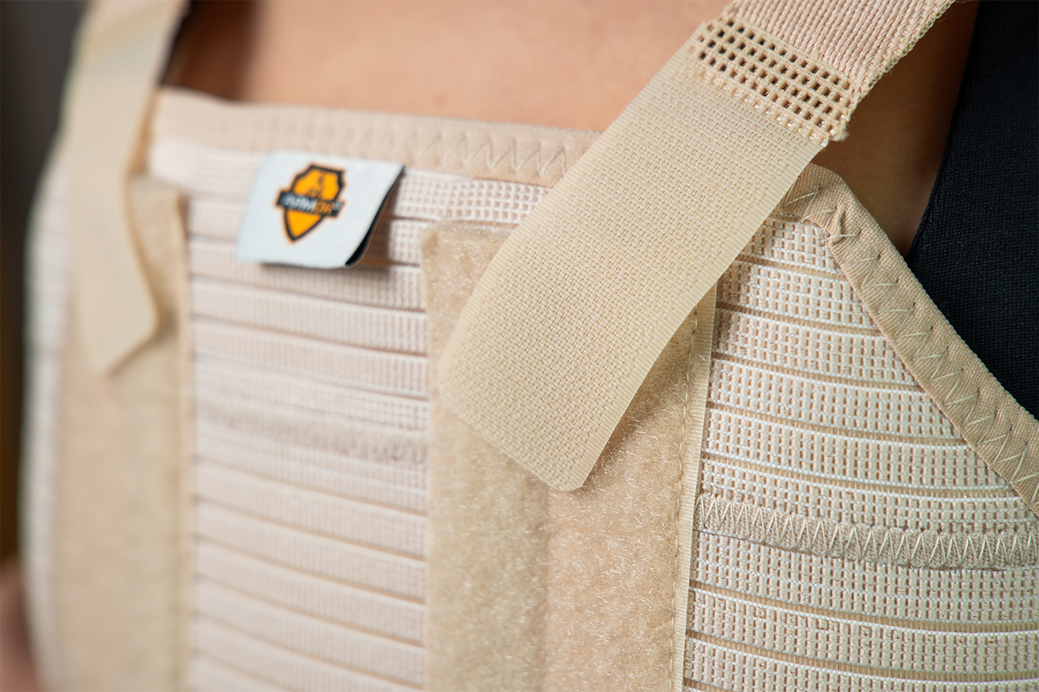 Пояс для грудины с металлическими вставками